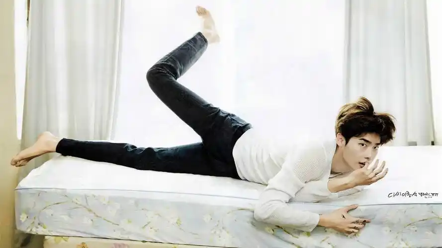 帅哥明星李钟硕宽屏电脑桌面壁纸壁纸