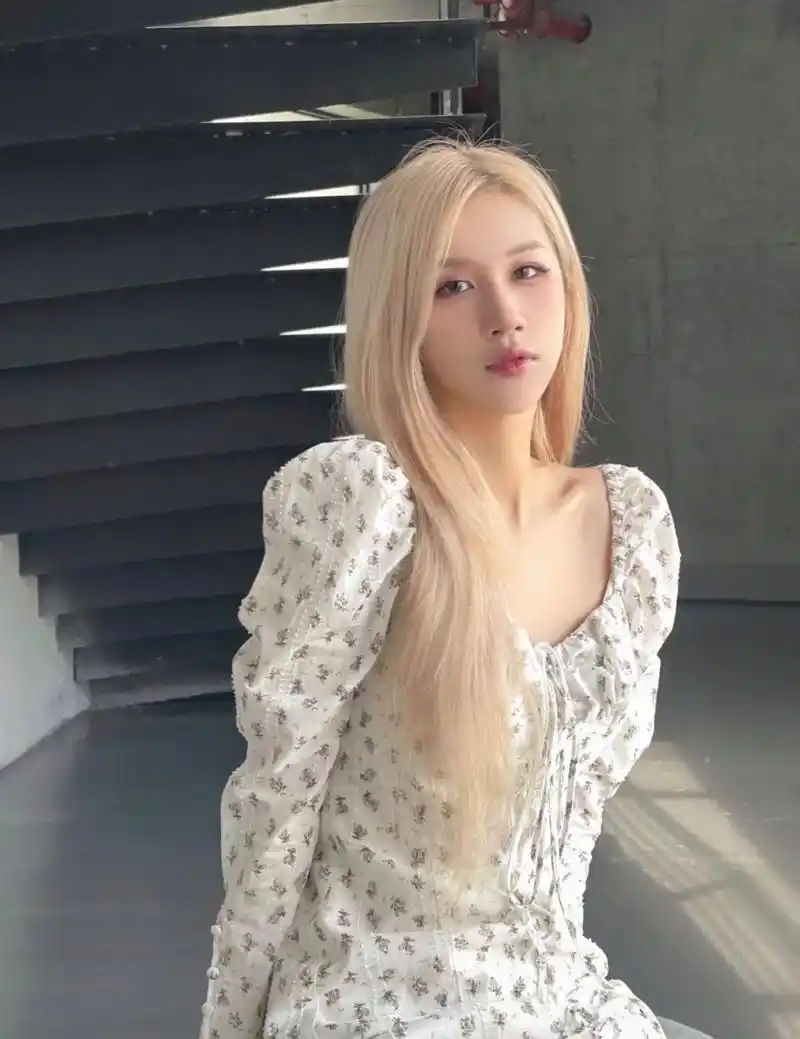 今日分享一款白金色去染了头发 之前的粉色已经长出来 - 抖音