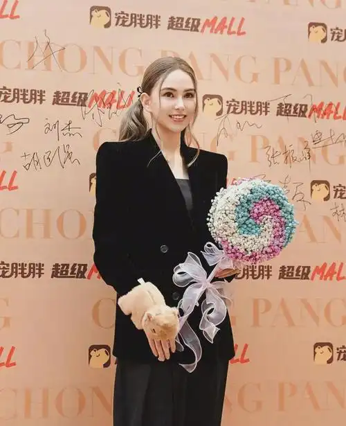 你看看我就说嘛,昆凌和周杰伦根本都没有闹别扭,人家两口子幸福着呢