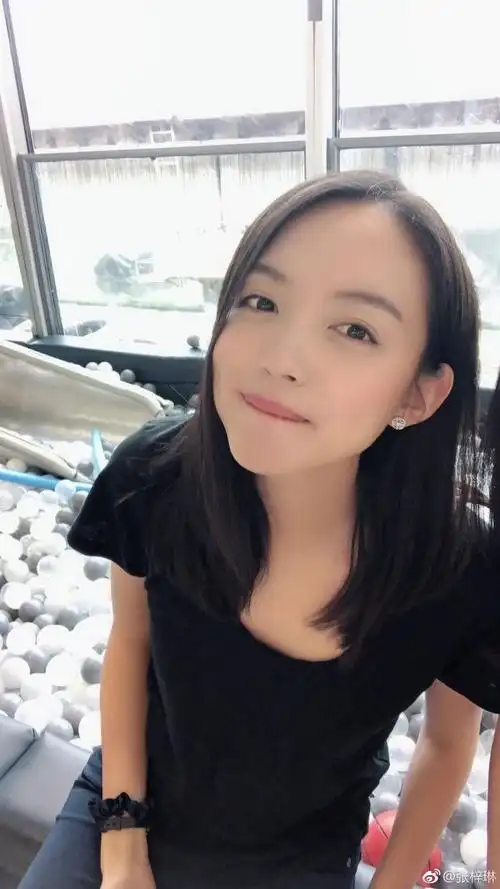 张梓琳陪女儿玩滑梯 素颜皮肤光滑细腻少女感十足