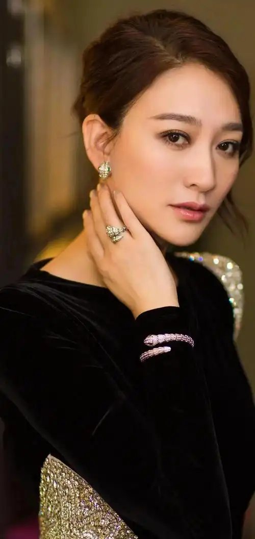 肤白貌美的李小冉优雅的身姿美艳动人