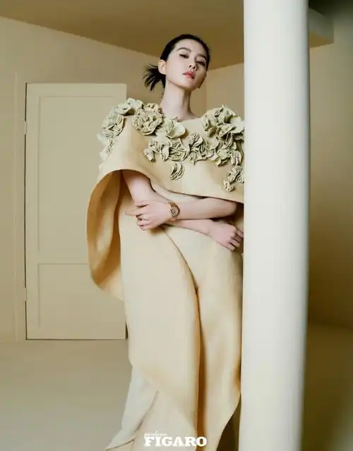 中的刘诗诗也穿着土黄色的创意连衣裙,上面还镶嵌着几朵鲜花的造型,这