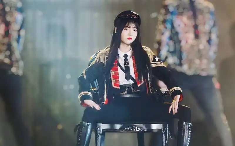 【姜杉 莫寒】在泰国拍水着单被莫莫和其他艾斯兔前辈温柔照顾的姜杉