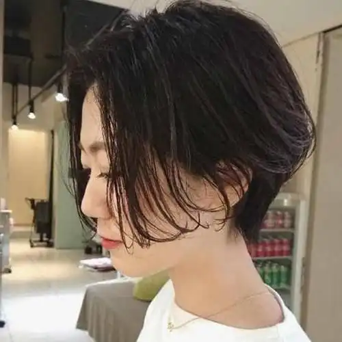 剪个清爽又耐看的露下巴短发吧~露出下巴来的波波头短发既清爽又显瘦