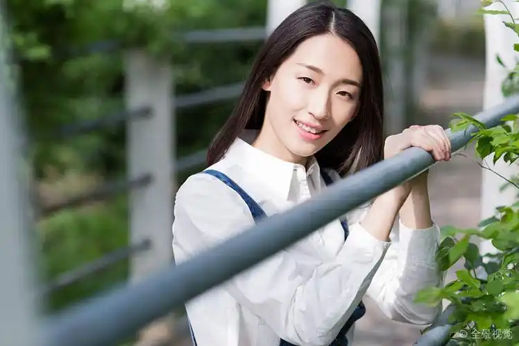 女孩_穿_休闲服_中国人_微笑_笑_高清图片_全景视觉