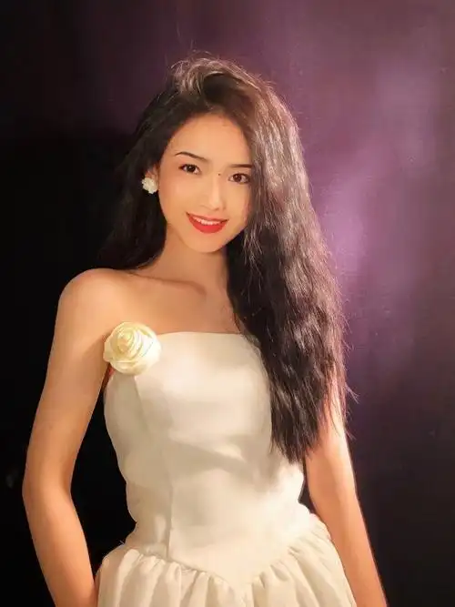 【一点资讯】港风网红梦依人美嘴毒,满嘴污言秽语