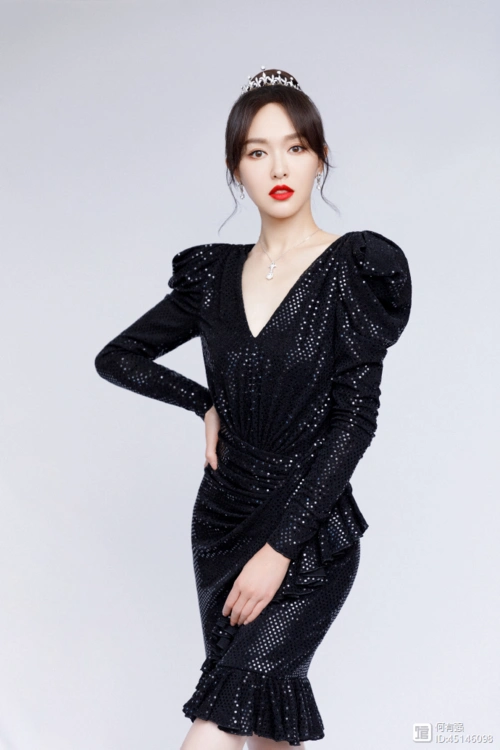 唐嫣带火了一种穿法叫丸子头亮片连衣裙高贵精致s曲线真吸睛