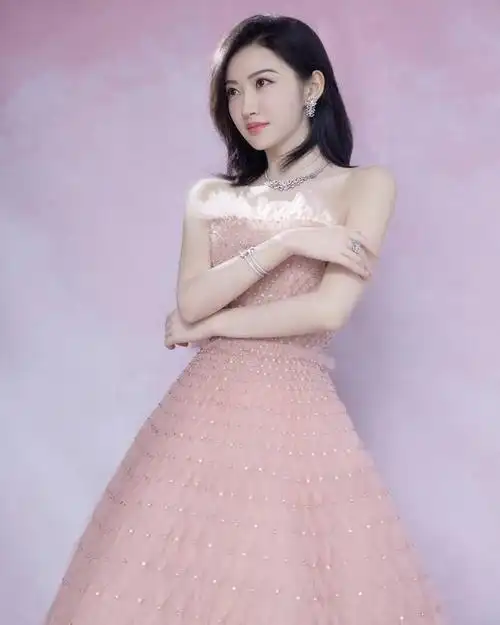 景甜穿抹胸长裙锁骨吸睛腰身纤细性感魅力十足