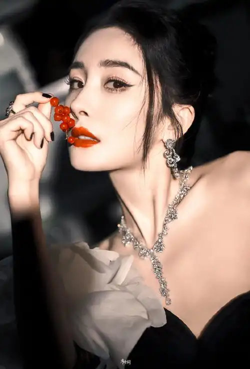 杨幂优雅盘发妆#2022微博之夜第二套黑色礼服,杨幂优雅盘发妆造型