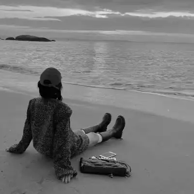 女图背影唯美头像黑白