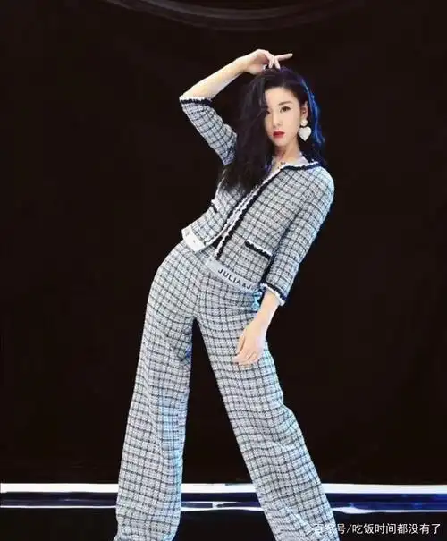 35岁的李小萌真是豁达,真空挑战露背裙