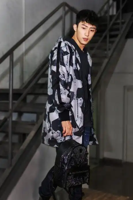 长腿黄景瑜身着mcm春夏系列率性出街