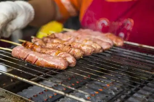 路边摊2元1根的烤香肠,它到底是用什么肉做的?究竟脏不脏?