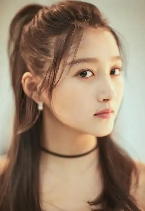 明星关晓彤,代表作品包括一仆二主/春蕾绽放/洛克王国大电影4:出发!