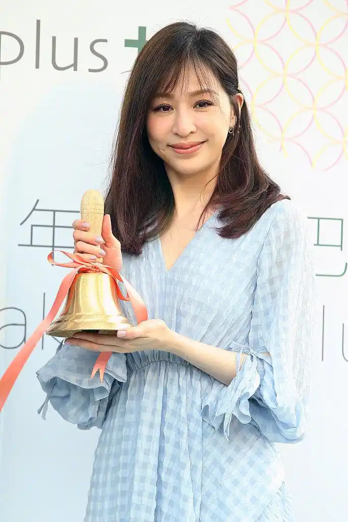 原创王心凌颜值回春,但五官特写仍不太自然,脸斜嘴歪太尴尬