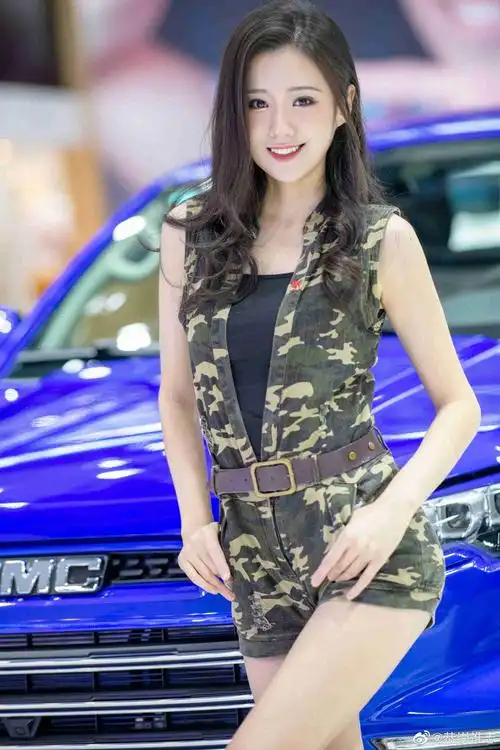 超短裤美女车模性感大长腿私拍