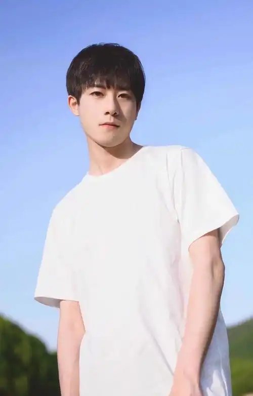 男生拍照pose大全,用简单自然的姿势,你也能拍照帅气有风格_手机搜狐