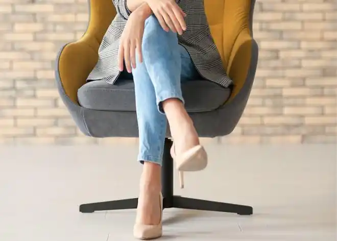 肩膀一高一低,脖子也歪了,其实是二郎腿惹的祸|坐姿|肌肉|椅子_网易