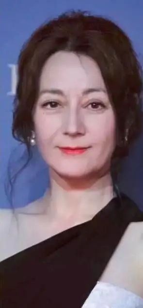 迪丽热巴 热巴小姐姐的颜值算是非常高了,变老之后也只是有些发福而已