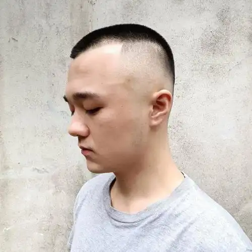 或者两侧凹了进去,去剪寸头发型的时候,就很容易形成不规则的发际线