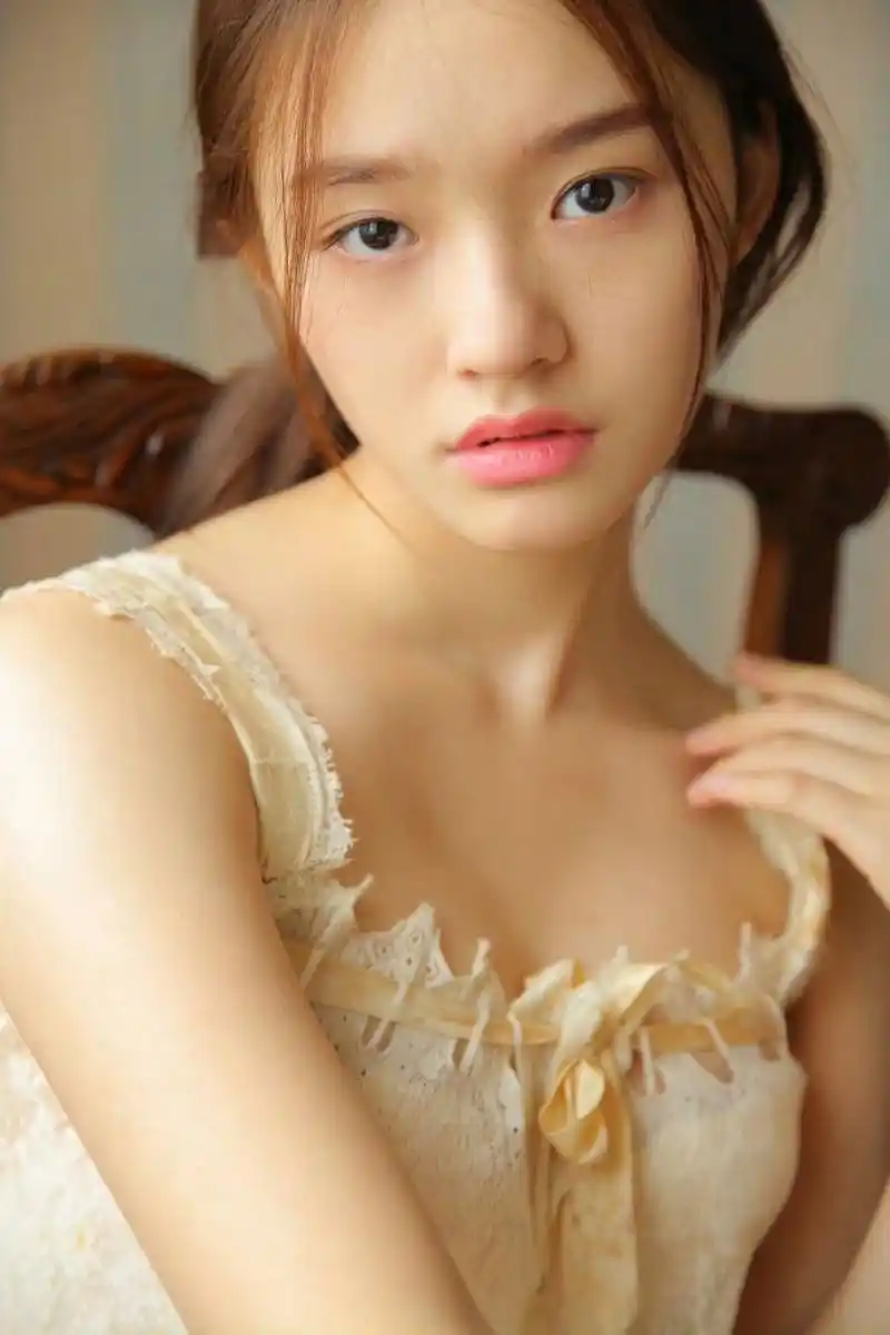 林允# 身穿蕾丝内衣套装,白皙水嫩的肌肤,婀娜多姿的身材,丰满傲鹊哪