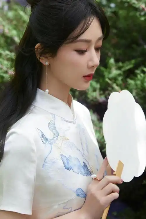 杨紫长发及腰了,这身材引起粉丝们惊叹,太美了