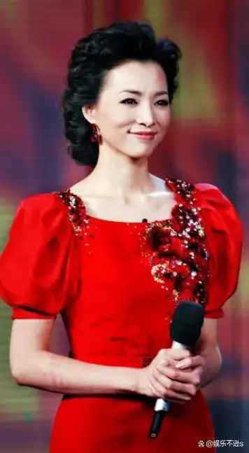 50岁董卿现身雍和宫,打扮中性眼神疲惫,疑为老公事业操心