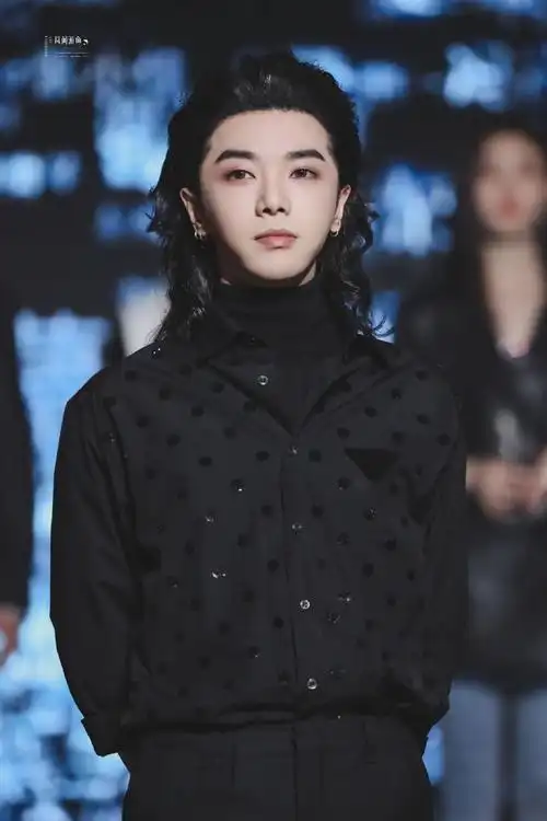 华晨宇出席芒果年会,卷发背头造型惊艳无数人_华总_花花_西装