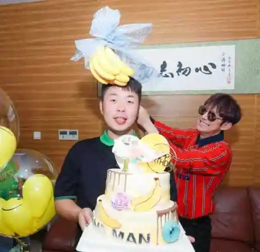 杜海涛生日沈梦辰凌晨晒卡通版形象秀恩爱直呼爱称傻狍子