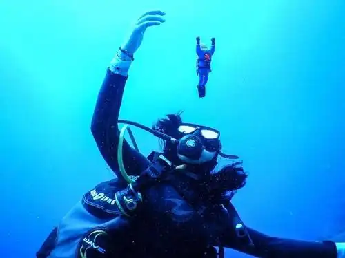 解锁拍照新姿势潜水员怎样发朋友圈才叫酷