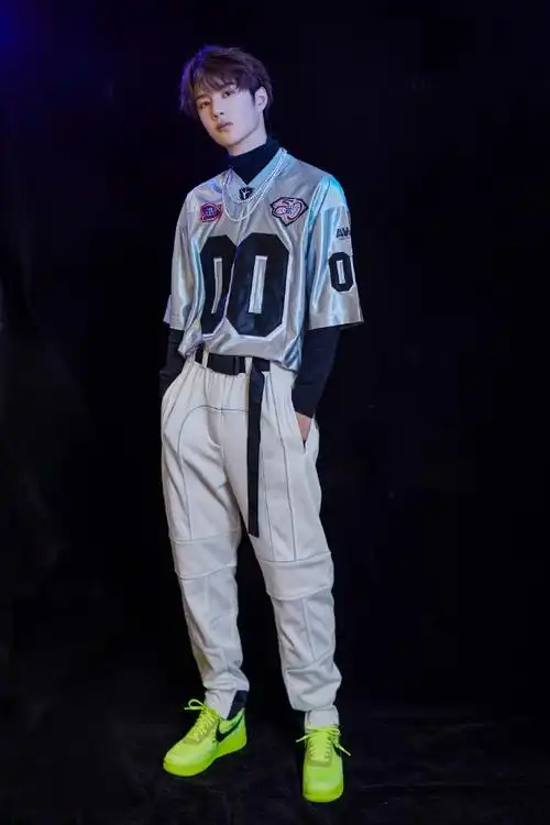 大家还记得这是哪次舞台的造型吗    @uniq-王一博