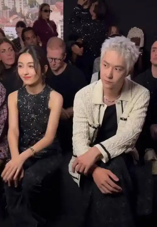 王一博张子枫同框看秀,两人穿了情侣裤,两人是顶奢品牌形象大使_合作