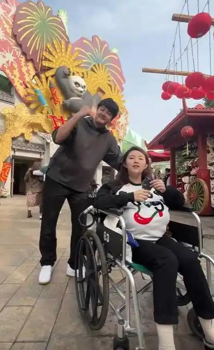 刘纯燕:有个好姑爷,王逸宸去环球影城玩女婿"全程用轮椅推着"_北京