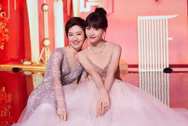 艺人跨界主持节目需谨慎,同样当主持人,唐嫣杨颖有差距_腾讯新闻