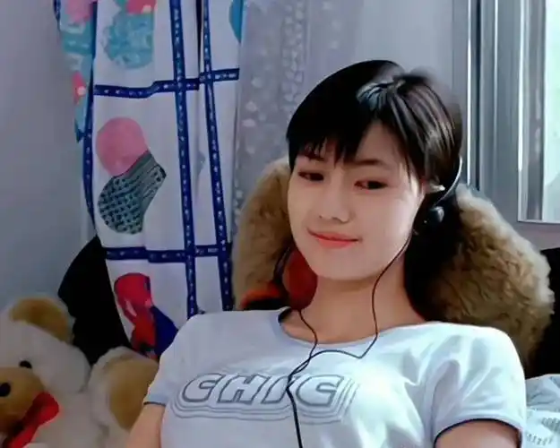 看她年轻时候的照片,的确能够看出来,当时的高圆圆虽然不施粉黛,但也