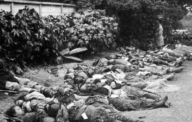 自己的家被炸成废墟后,图中的婴儿看着曾经的家大哭,也许废墟下还埋葬