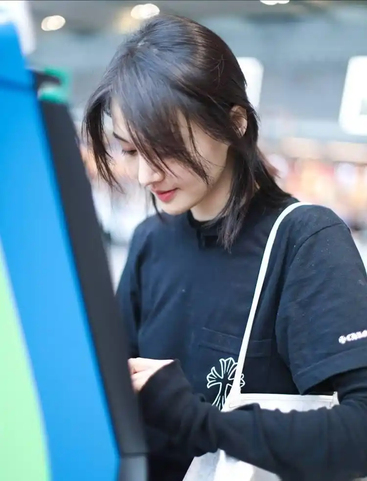 18日,郑爽现身机场与粉丝热聊,不时面露笑容心情不错,还大方给粉丝