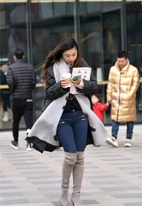 紧身牛仔裤搭配过膝长靴,秋冬季节注意保暖,还要穿出精致_美女_身材