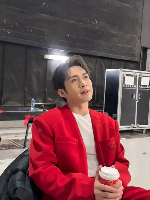 张彬彬大舞台唱歌一身正气好有魅力