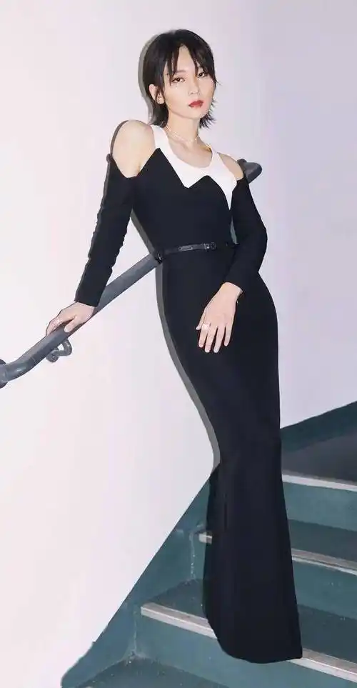 40岁周笔畅穿的是啥!梨形身材穿包臀裙,赘肉都无处可藏了!