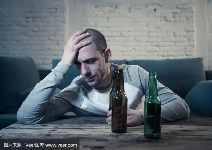 人与酗酒,上瘾和男人抑郁的概念.戏剧性的光线