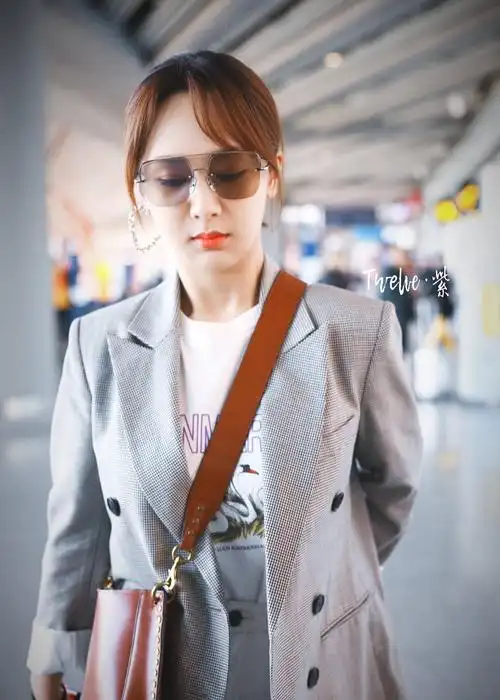 杨紫戴墨镜穿灰色西装现身机场,皮肤白皙面带微笑