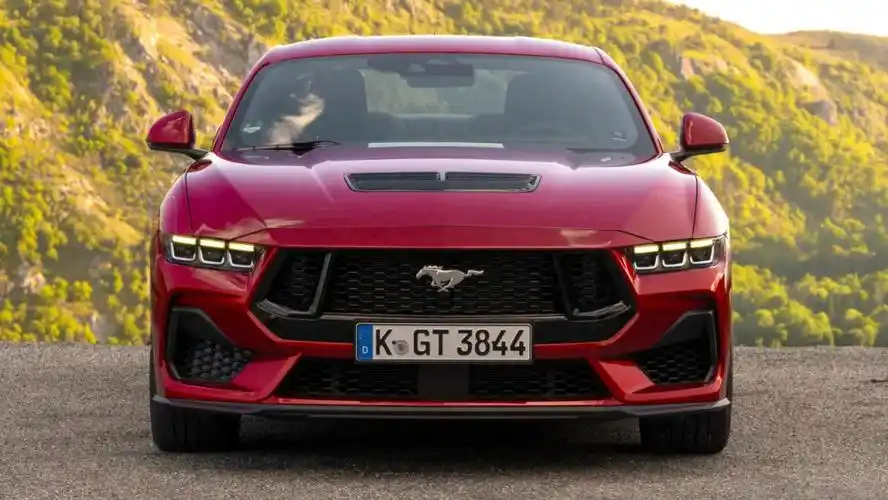 在外观方面,新车在前脸部分,采用了六边形的大嘴格栅,野马车标镶嵌于