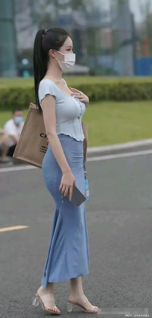 蓝色长款鱼尾包臀裙美女的穿搭凸显女性柔美妙曼身材