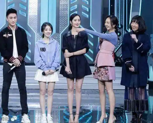 杨采钰冯提莫《天天向上》同框照,网友:网红和明星一目了然!