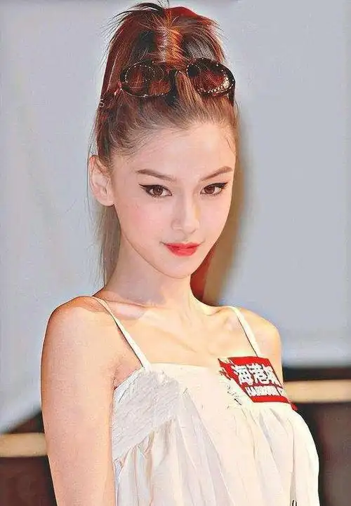 原创10年前baby日本出道旧照曝光被男性用酒瓶怼脸强装笑意比耶合影