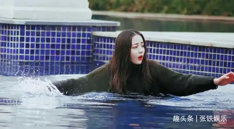 迪丽热巴分享国庆行程照片,出道即巅峰的她,曾配角热度超过女主_角色