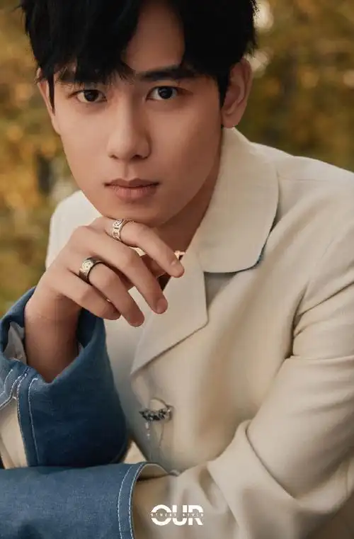 胡先煦白色大衣帅气写真图片36