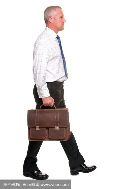 成熟的商人走路,侧视.