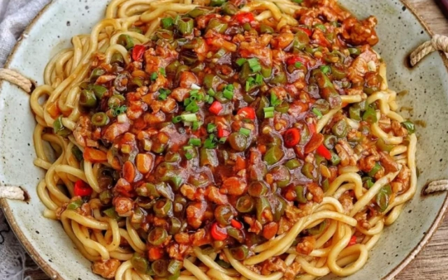 豆角肉末杂酱面和辣椒鸡蛋拌面的做法